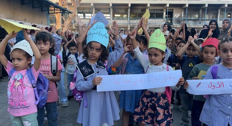طالبات صغيرات أثناء طابور الصباح في أول يوم للعام الدراسي في مدرسة تابعة للأونروا في مخيم النصيرات، وسط قطاع غزة.